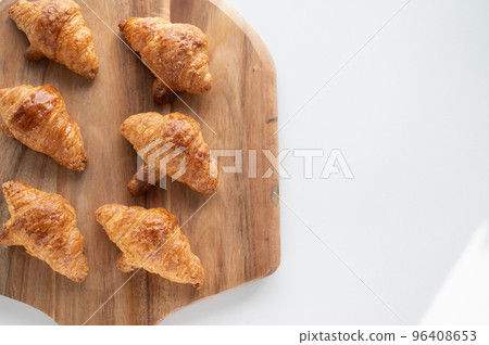切割船上的羊角麵包 切割船上的羊角麵包 96408653
