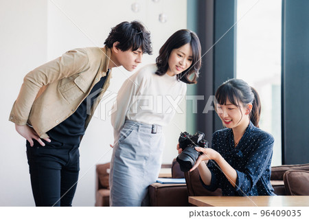 年輕女子對著相機說話 年輕女子對著相機說話 96409035