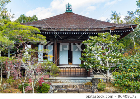 京都古都的秋天 世界遺產仁和寺秋葉 Reimeiden 96409172