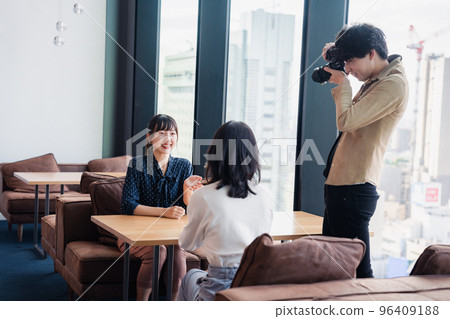 接受媒體採訪的年輕女子 接受媒體採訪的年輕女子 96409188