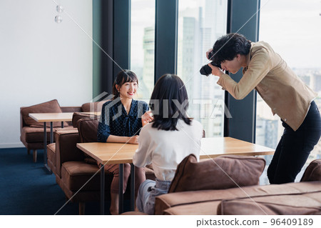 接受媒體採訪的年輕女子 96409189