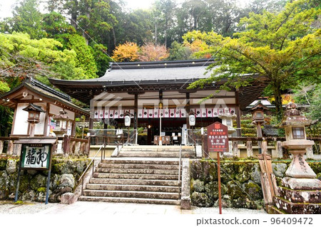 [東吉野村，日本最古老的供奉水神的神社“入川神社（中社）”參拜堂和國家指定重要文化財產“石燈籠”] 96409472