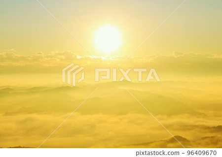 千葉縣秋天的雲海和曙光（九十九谷展望公園拍攝） 96409670