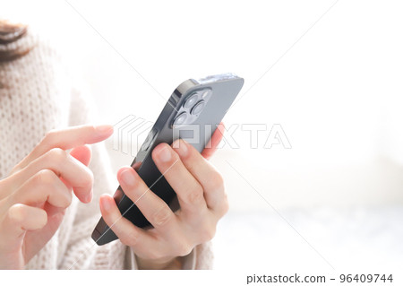 The hand that operates the smartphone The hand that operates the smartphone 96409744