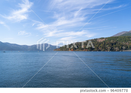 Lake Ashi and Mount Fuji seen from Hakone Bay 96409778