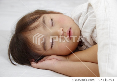 girl sleeping in bed 96410293