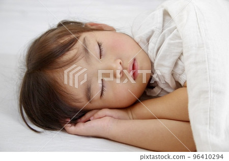 girl sleeping in bed 96410294