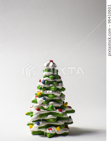 Green cookie christmas tree made by star cookie cutter on white background 96410601