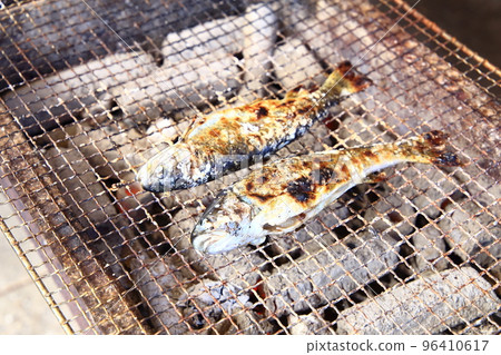鹽烤虹鱒魚 96410617