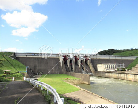 好天氣下的石巨石大壩 好天氣下的石巨石大壩 96411919