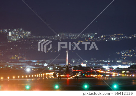 Takeoff and landing at Osaka Itami Airport Takeoff and landing at Osaka Itami Airport 96412139