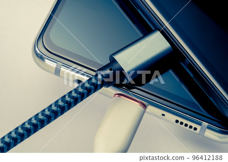 給智能手機充電的場景特寫 96412188
