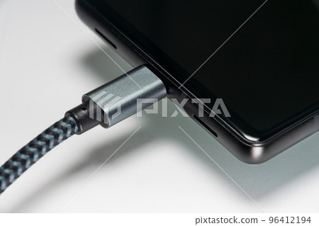 給智能手機充電的場景特寫 給智能手機充電的場景特寫 96412194
