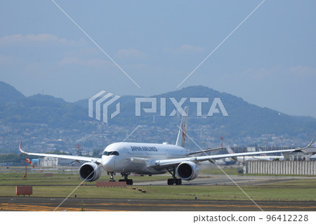 Takeoff and landing at Osaka Itami Airport Takeoff and landing at Osaka Itami Airport 96412228