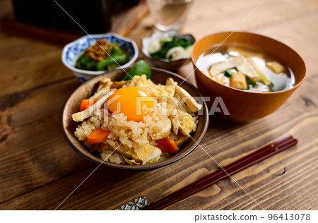 A dining table with fried matsutake mushroom rice 96413078