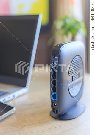 使用最新 Wifi 路由器的家庭工作圖片 96413089