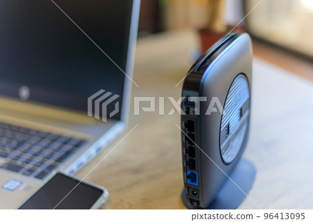 使用最新 Wifi 路由器的家庭工作圖片 96413095