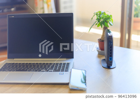 Image of home work using the latest Wifi router 96413096