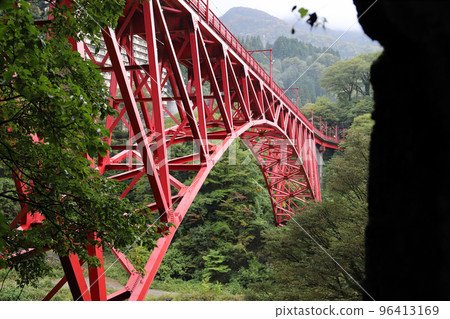Shinyamahiko Bridge seen from inside the tunnel (Toyama Prefecture Unazuki Kurobe Valley Yamabiko Promenade) Shinyamahiko Bridge seen from inside the tunnel (Toyama Prefecture Unazuki Kurobe Valley Yamabiko Promenade) 96413169
