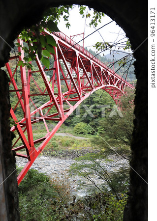 Shinyamahiko Bridge seen from inside the tunnel (Toyama Prefecture Unazuki Kurobe Valley Yamabiko Promenade) 96413171