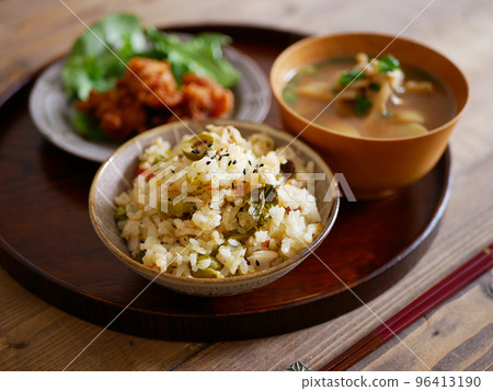  煮熟的米飯 96413190