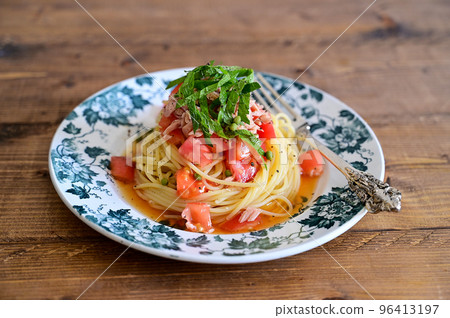Japanese-style pasta with chilled Japanese pepper and tuna tomato 96413197