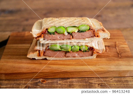 蘆筍午餐肉熱三明治 96413248