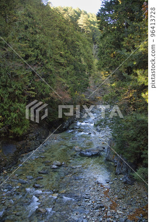 深秋的Atera山谷,美麗的清流,長野縣Okuwa村 深秋的Atera山谷,美麗的清流,長野縣Okuwa村 96413728