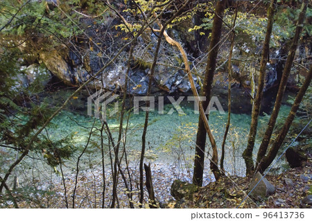 Atera Valley in late autumn, the beautiful Atera blue clear stream, Okuwa Village, Nagano Prefecture 96413736
