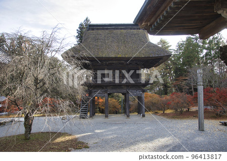 Reishoji Temple in late autumn, Omachi City, Nagano Prefecture Reishoji Temple in late autumn, Omachi City, Nagano Prefecture 96413817