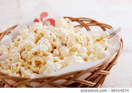popcorn in a basket 96414074