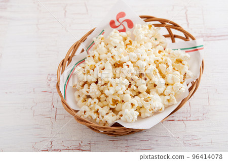 popcorn in a basket 96414078