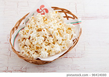 popcorn in a basket 96414080