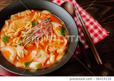 在黑碗的韓國食物泡菜辣 kalguksu 菜 96414116