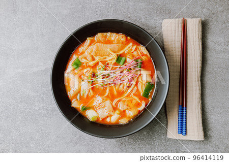 在黑碗的韓國食物泡菜辣 kalguksu 菜 96414119