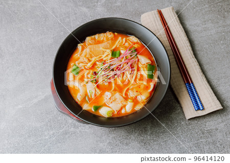 在黑碗的韓國食物泡菜辣 kalguksu 菜 96414120