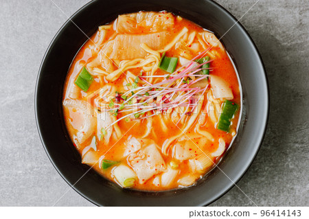 在黑碗的韓國食物泡菜辣 kalguksu 菜 96414143