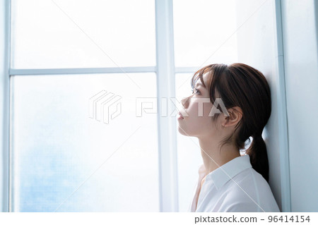 室內女性肖像 96414154