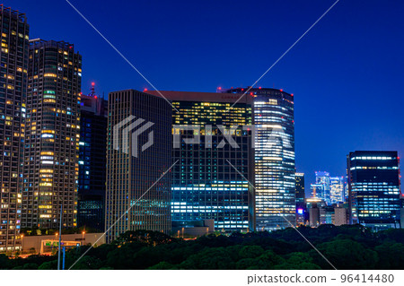 [Urban scenery of Tokyo] City night view in central Tokyo 96414480