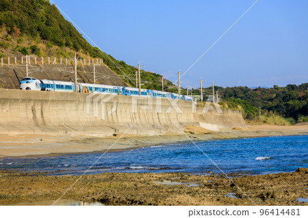 Limited Express Kuroshio Panda on the Kisei Main Line passing along the coast of Wakayama Prefecture Limited Express Kuroshio Panda on the Kisei Main Line passing along the coast of Wakayama Prefecture 96414481