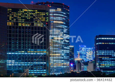 [Urban scenery of Tokyo] City night view in central Tokyo 96414482