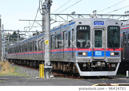 Keisei Electric Railway Series 3500 stopping at the depot 96414781