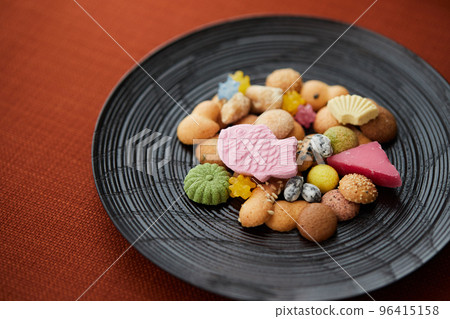 一連串的傳統日式點心 96415158