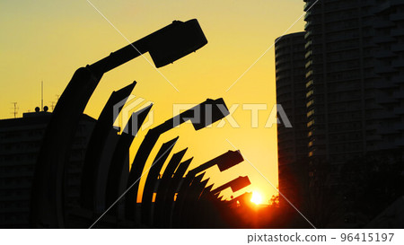 Sunset scenery of the connecting bridge connecting the east and west exits of Kawaguchi Station in Kawaguchi City, Saitama Prefecture 96415197