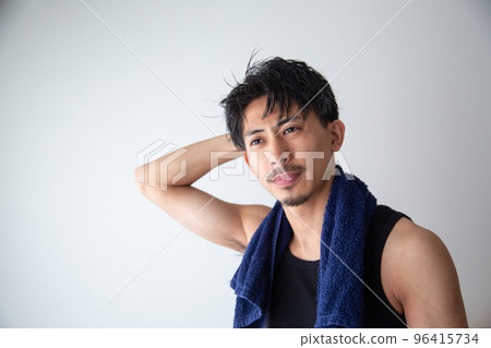 洗澡的男人 96415734