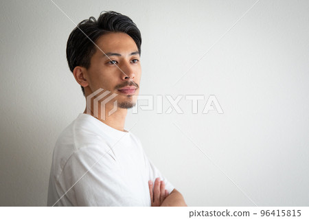 Portrait of a man in his 30s Portrait of a man in his 30s 96415815