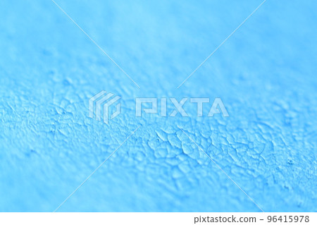 藍色背景混凝土牆裂縫（圖片） 96415978