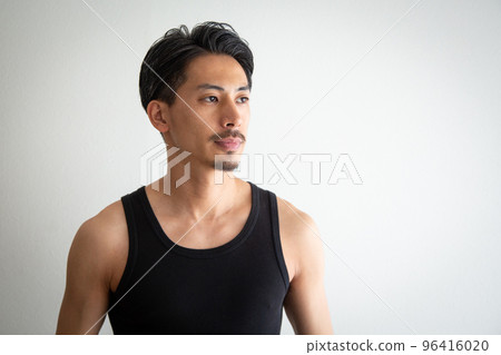 Portrait of a man in his 30s Portrait of a man in his 30s 96416020