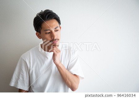 一個30多歲的男人在思考 一個30多歲的男人在思考 96416034