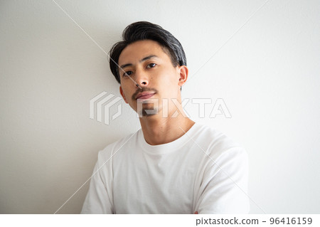 Portrait of a man in his 30s 96416159